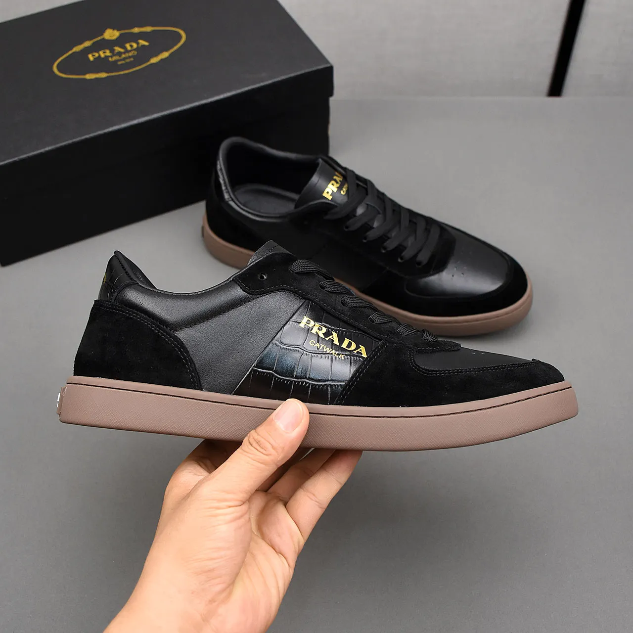 PP420❣️❣️❣️Prada set off the audience! Prada, an international brand that is constantly innovating, this men's casual shoe, the original version, made of cowhide leather at a ratio of one to one at the store, with leather feet and rubber non-slip outsole, breathable and comfortable, quality speaks for itself👄38-44